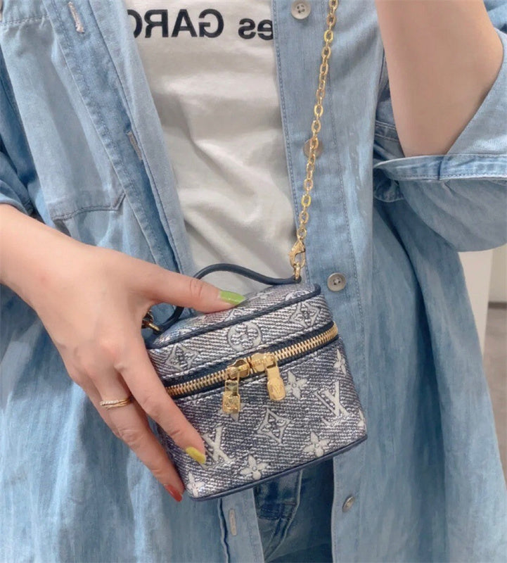  crossbody bag interior and compartment view 15