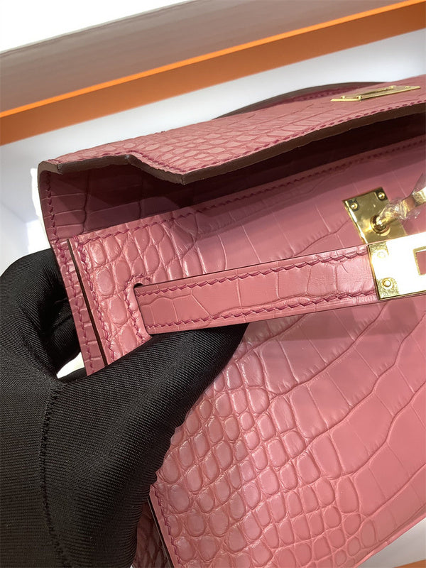  Clean-Lined tote bag carried on shoulder