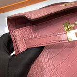  Clean-Lined tote bag carried on shoulder