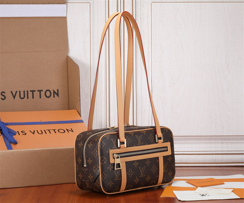  shopper bag interior and compartment view