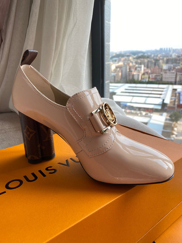 Side profile view of Louis Vuitton luxury piece style No.005