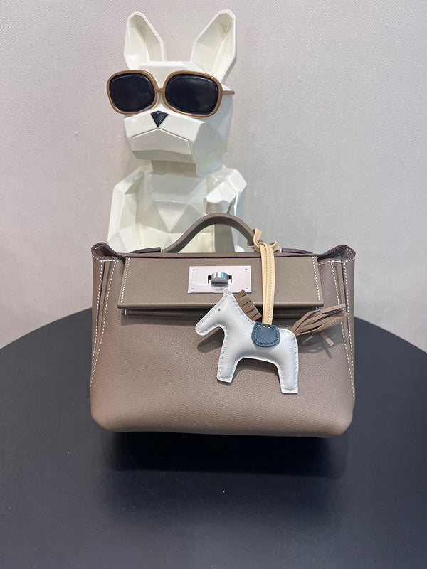  Structured shoulder bag front view