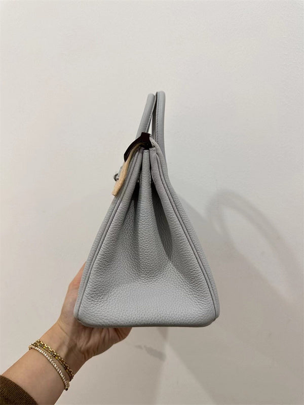  Polished shoulder bag carried on shoulder