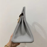  Polished shoulder bag carried on shoulder