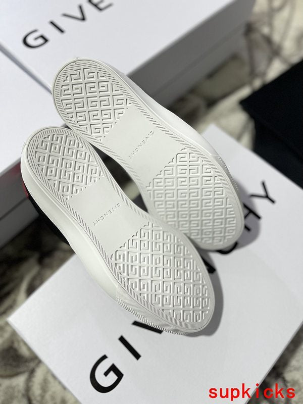 Givenchy shoes Style 033 - logo and branding close-up