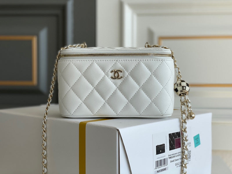 Zivas Charm Modern Edge Designer Handbag (Versatile Style Statement) – Detail View
