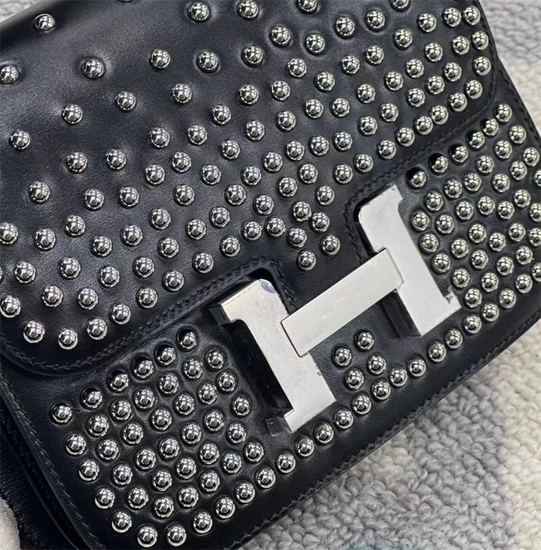  Effortless tote bag carried on shoulder