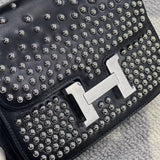  Effortless tote bag carried on shoulder