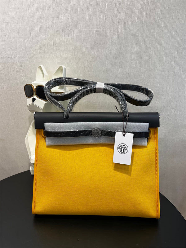  Modern carryall bag front view