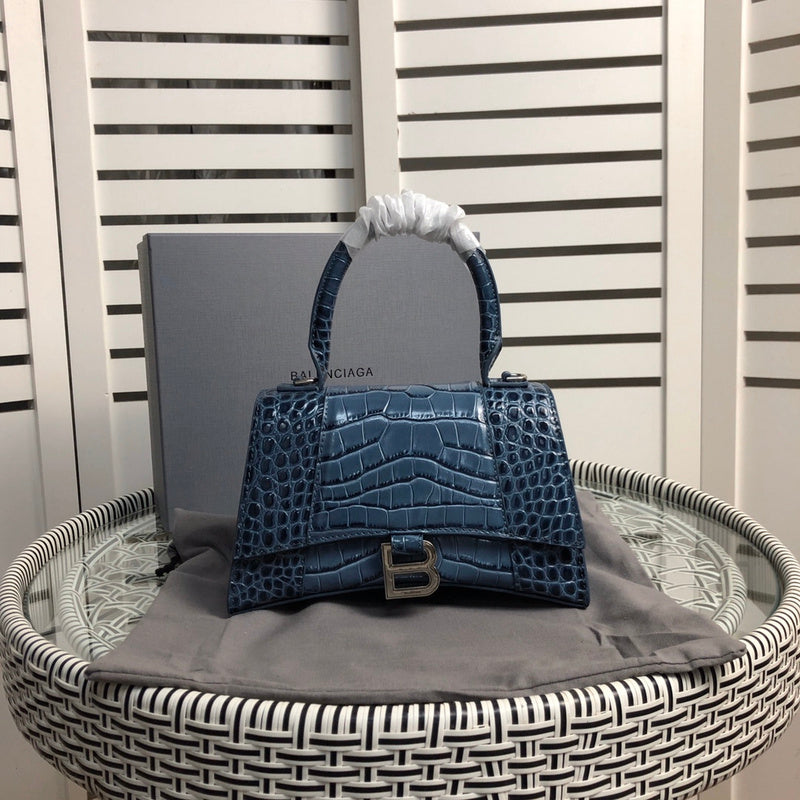 Close-up detail of everyday-luxe premium women's handbag – women's premium purse