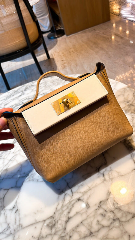  statement tote bag styled with outfit 24