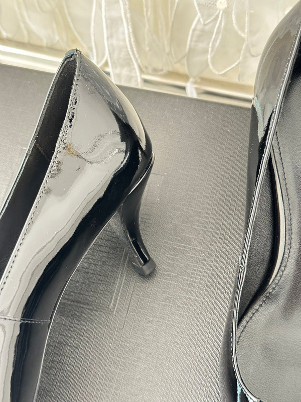 Three-quarter angle view of Saint Laurent luxury piece style No.010