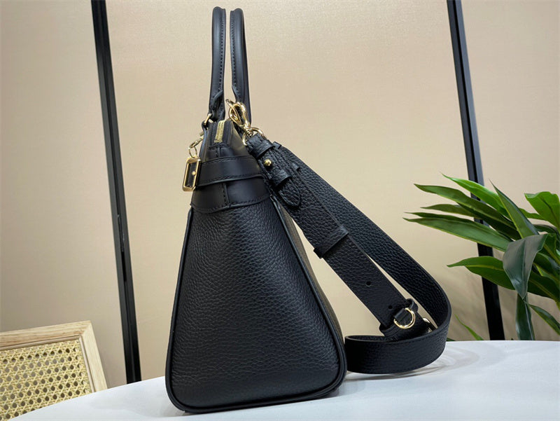  shoulder bag interior and compartment view 9