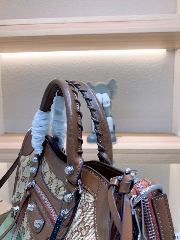 Ziva's Charm handbag – product shot (one versatile size)