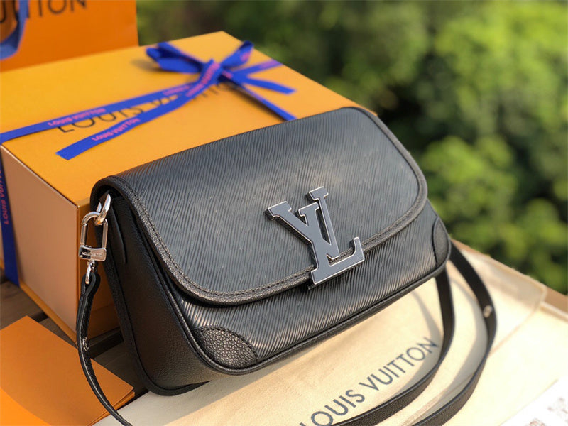  contemporary carryall bag styled with outfit