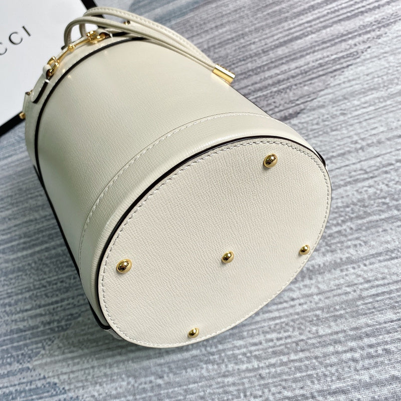 Handle and strap detail of premium modern women's handbag – women's premium purse