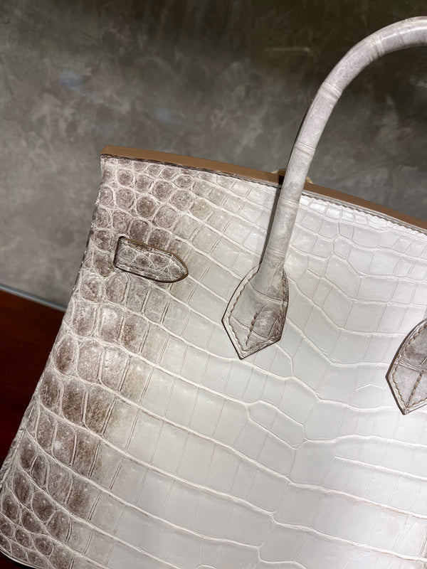 Effortless handbag styled for everyday wear