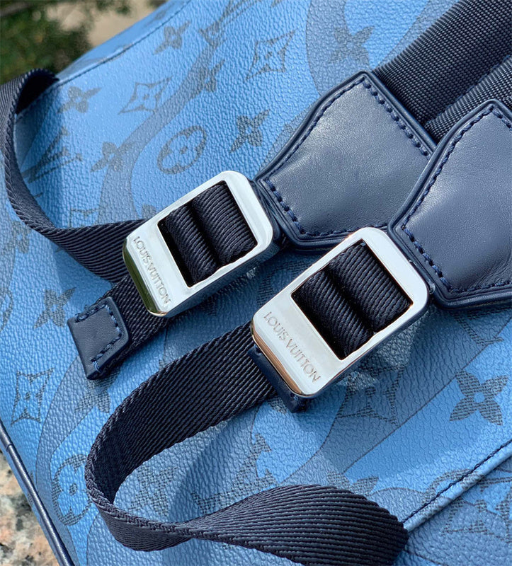  Tailored shopper bag carried on shoulder 10