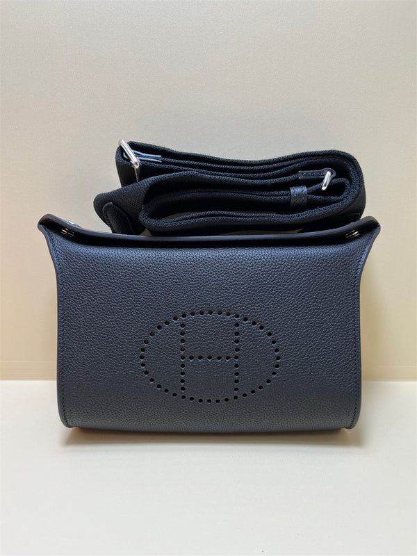  versatile tote bag styled with outfit 24