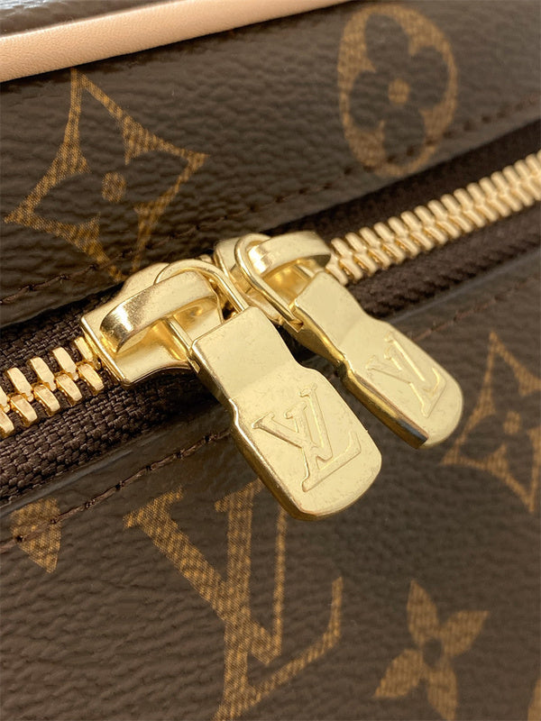  Classic crossbody bag front view 7