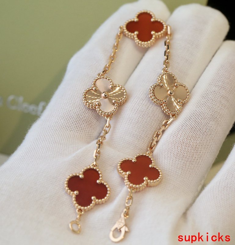 Full view of Van Cleef & Arpels unisex jewelry piece