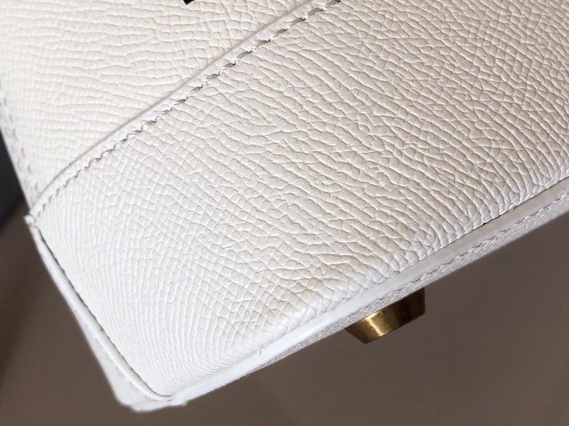 Zivas Charm Everyday Sophistication Statement Handbag (Refined Modern Silhouette) – Close-Up Detail