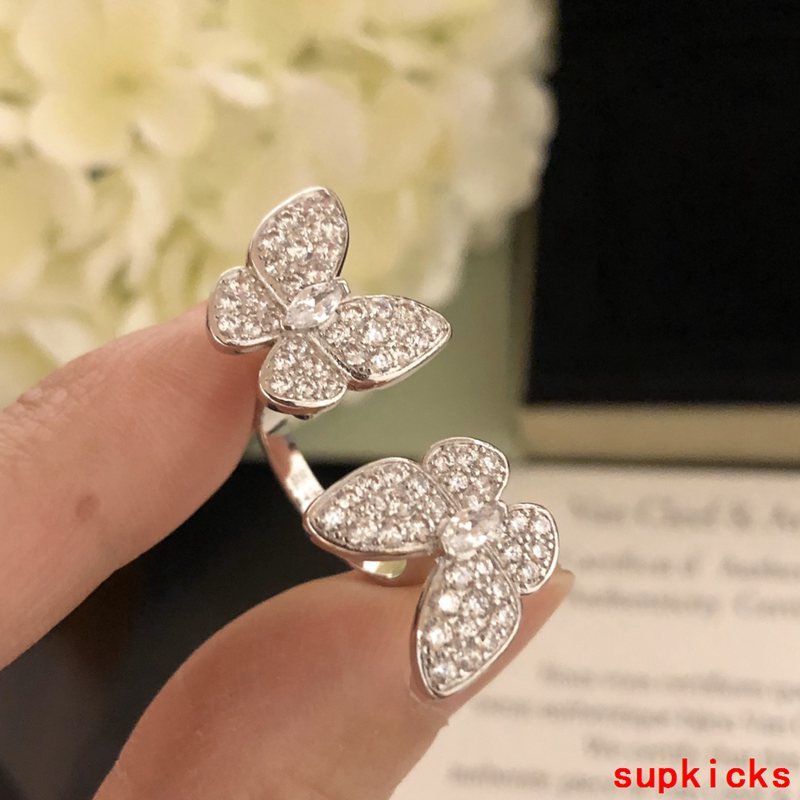 Full view of Van Cleef & Arpels unisex jewelry piece