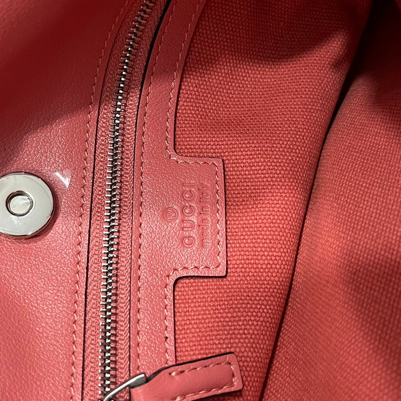 Handle and strap detail of everyday-luxe modern women's handbag – women's luxury handbag