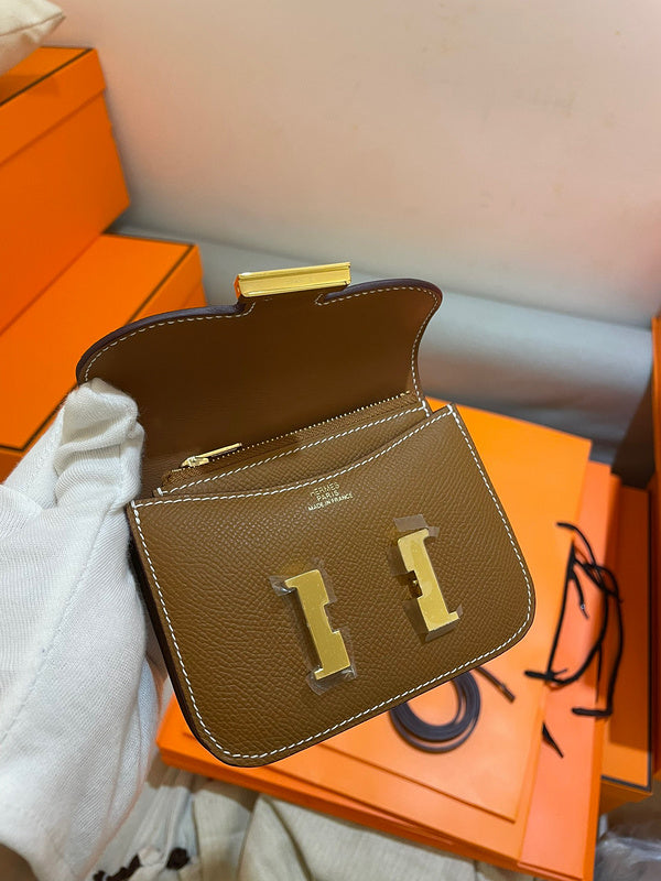 Crisp handbag styled for everyday wear