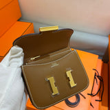 Crisp handbag styled for everyday wear