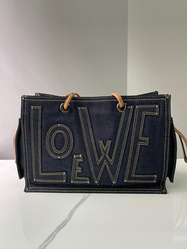 Ziva's Charm handbag – detail view (36cm*25cm*13cm)