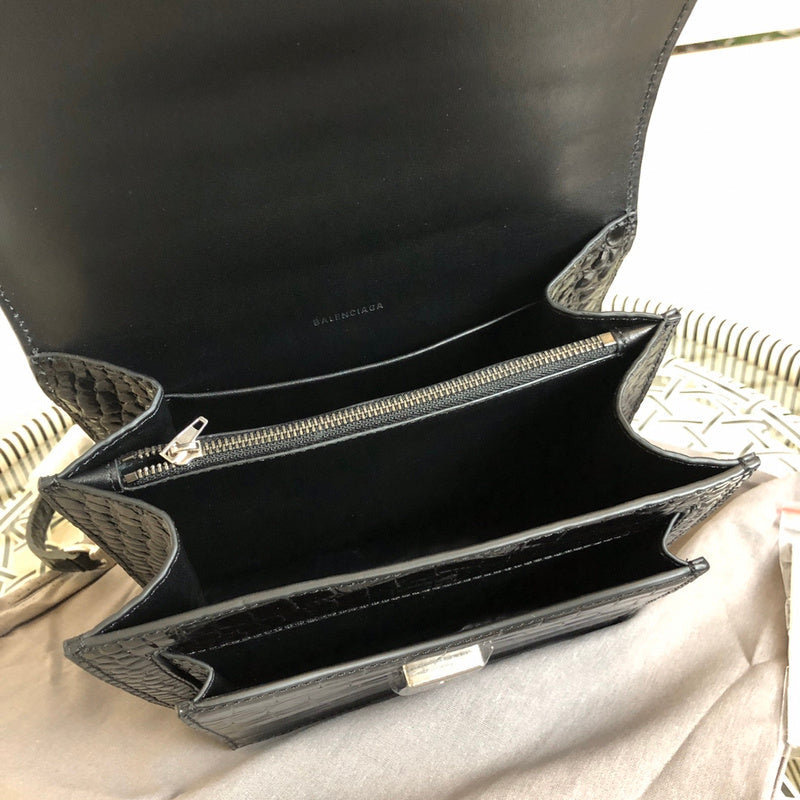 Side profile of chic polished women's handbag – women's everyday handbag