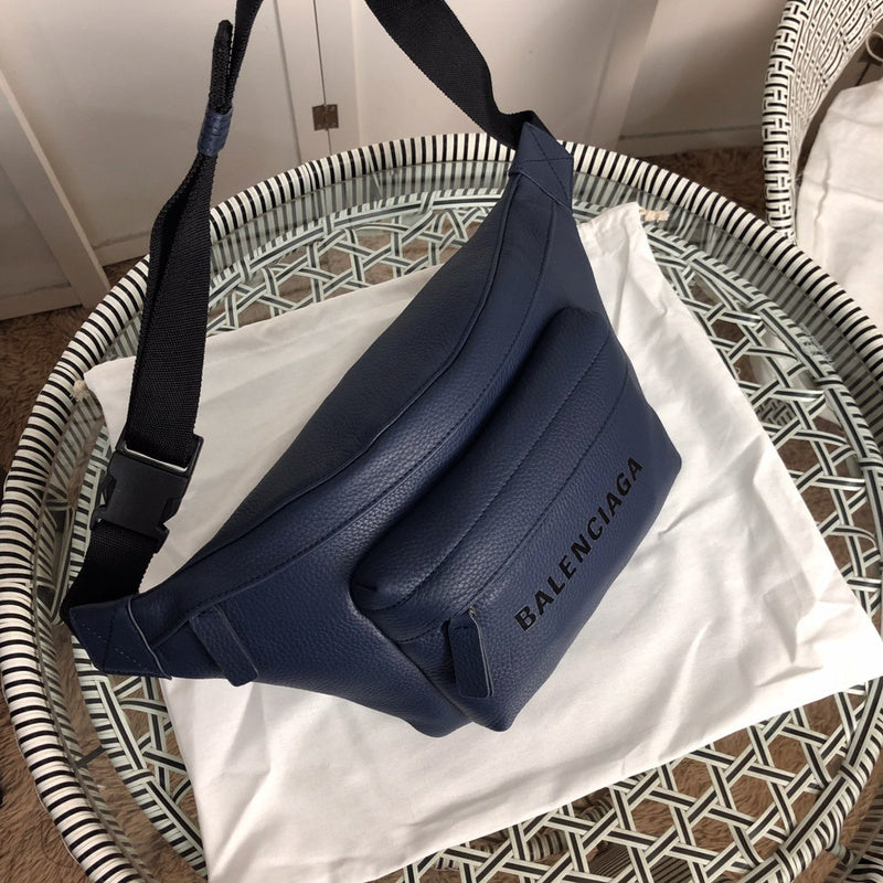 Handle and strap detail of statement modern women's handbag – women's luxury handbag
