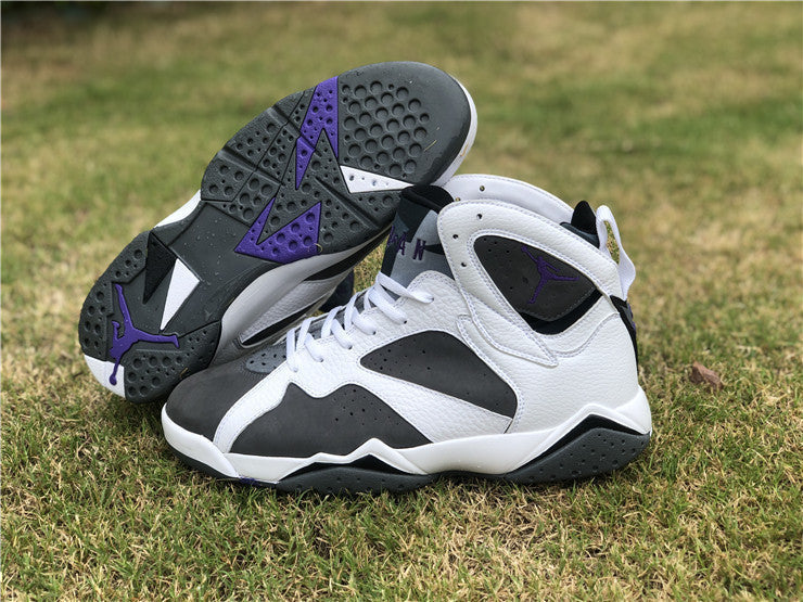Nike Men's & Women's Premium Low-Top Trainers — Style 181 angle view
