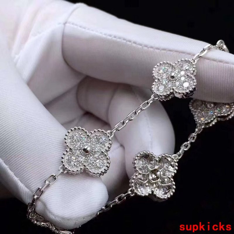 Angled view of Van Cleef & Arpels unisex jewelry piece