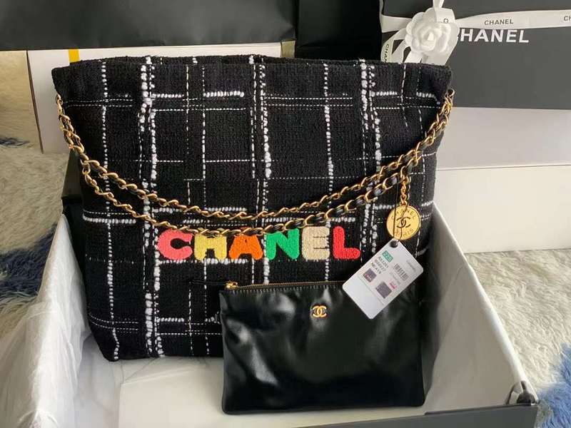 Zivas Charm Modern Edge Luxury Handbag (Statement-Ready Design) – Detail View