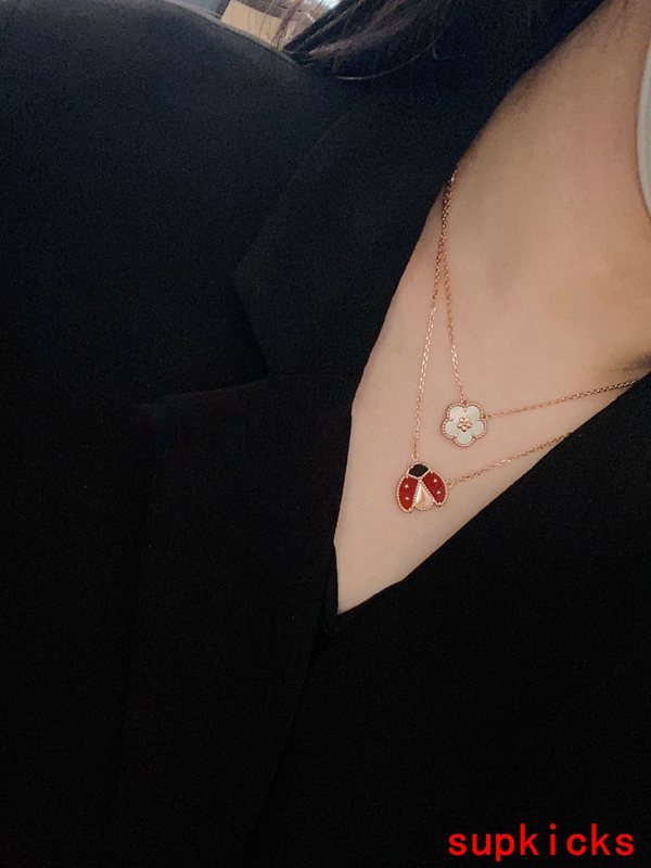 Angled view of Van Cleef & Arpels unisex jewelry piece