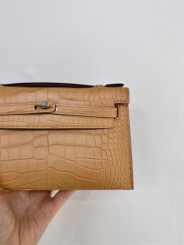  Clean-Lined carryall bag front view 7
