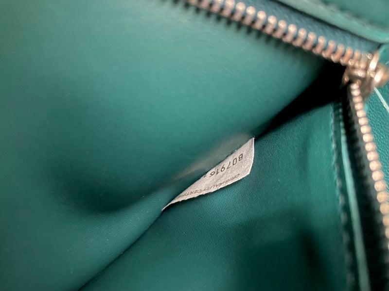 Effortless Vegan Leather Handbag - Understated Luxury Look | Women's Designer-Inspired Purse #1611 - close-up detail shot (image 3) of designer-inspired handbag