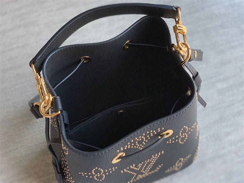  Minimalist shopper bag carried on shoulder