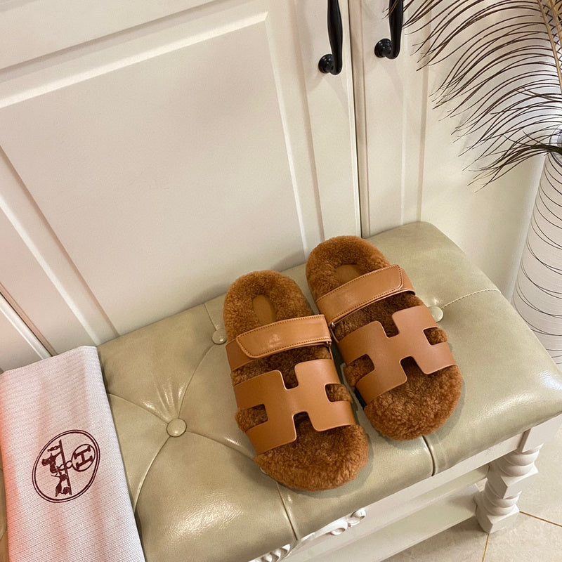 Hermes sandals Style 084 - close-up of bold signature style