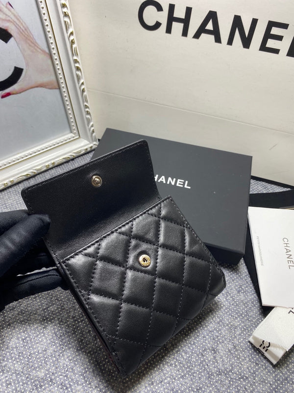  handbag, compact everyday style, image 3