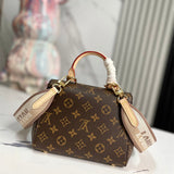  chic everyday bag detail view showing craftsmanship 14