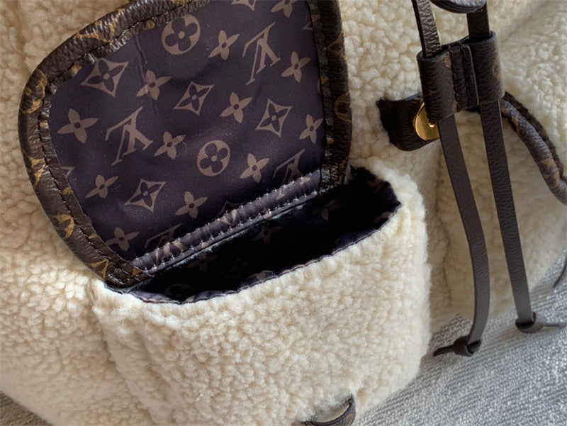  Versatile shopper bag carried on shoulder 10