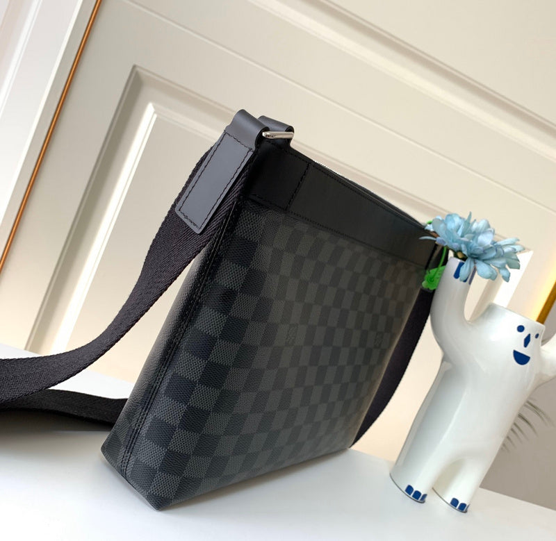 Handle and strap detail of sleek statement women's handbag – women's designer-style accessory