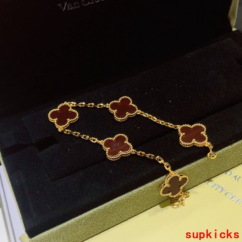 Angled view of Van Cleef & Arpels unisex jewelry piece