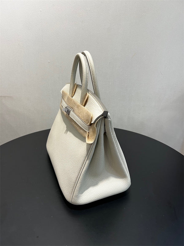  elegant handbag styled with outfit