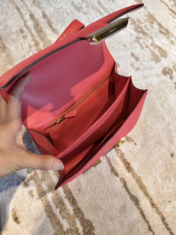  shoulder bag close-up of hardware and finish