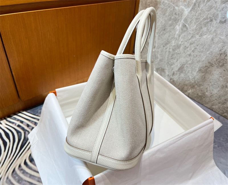  sleek everyday bag detail view showing craftsmanship 20