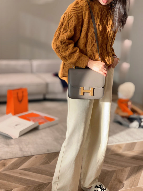 Streamlined handbag styled for everyday wear